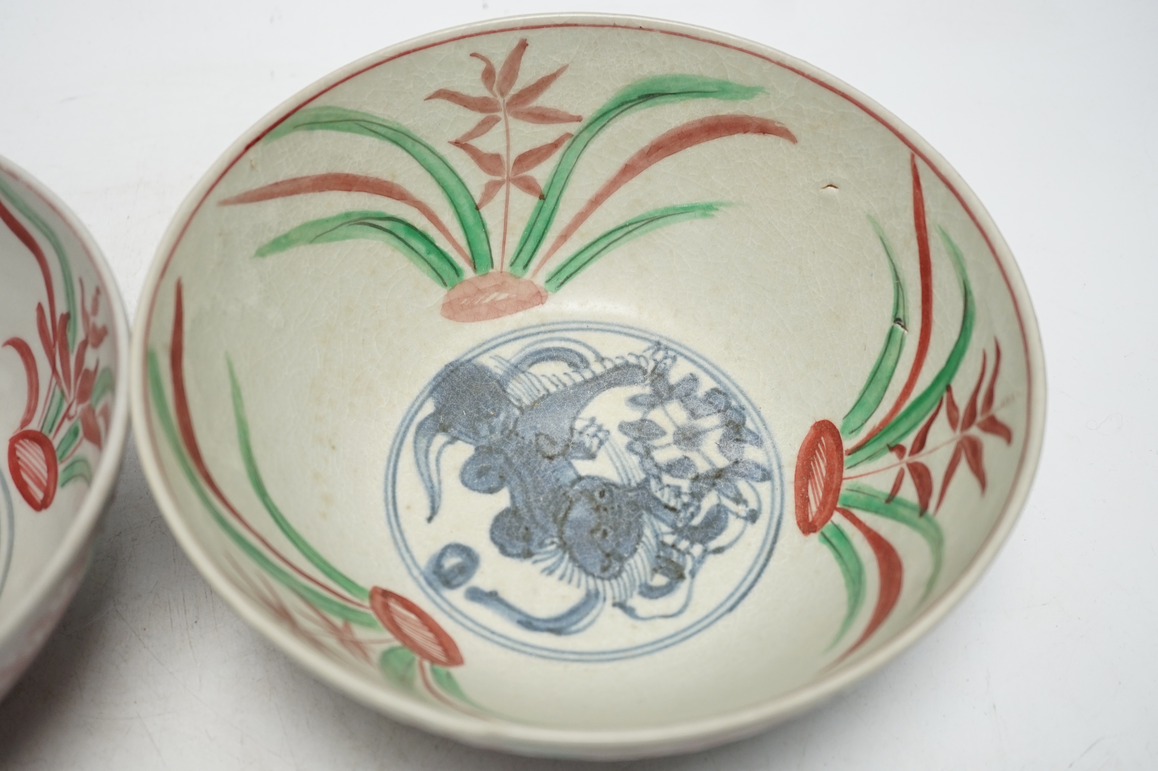 A pair of Chinese Swatow bowls, late 16th century, 19.5cm diameter